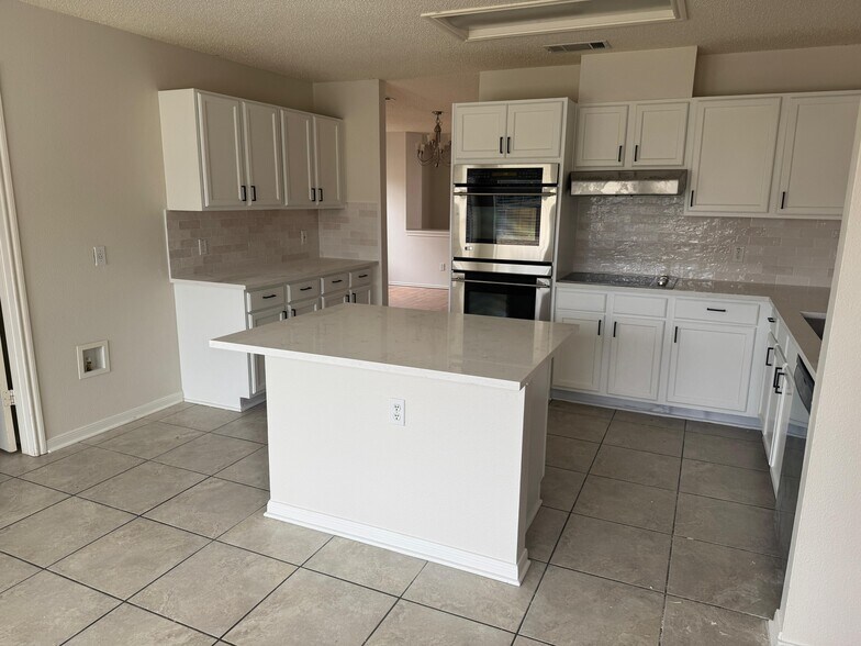 Building Photo - 2105 Zeppelin Dr