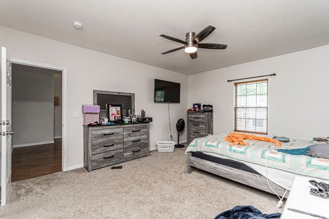 Building Photo - Spacious single family home
