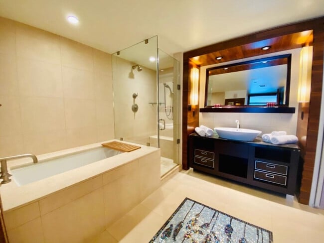 Building Photo - 6801 Collins Ave