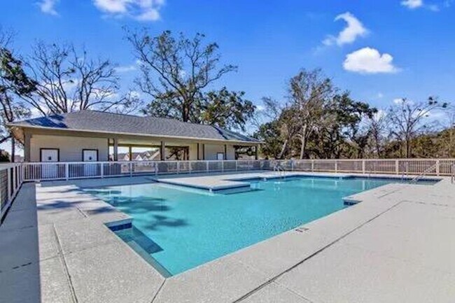 Building Photo - 4BR/2BA Gulf Shores home with community pool
