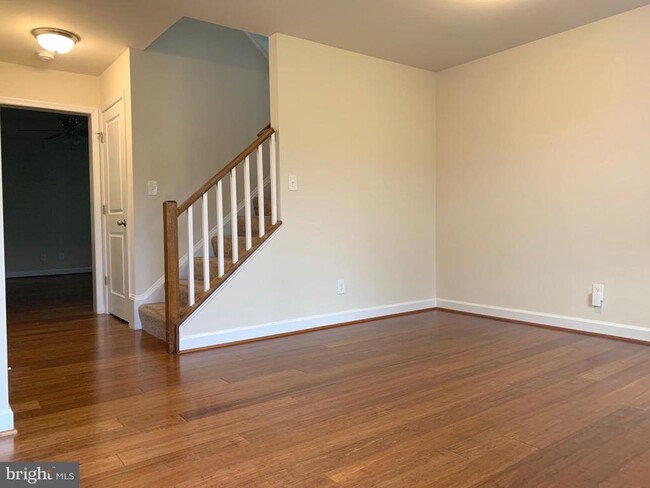 Building Photo - 6909 Lunette Ln