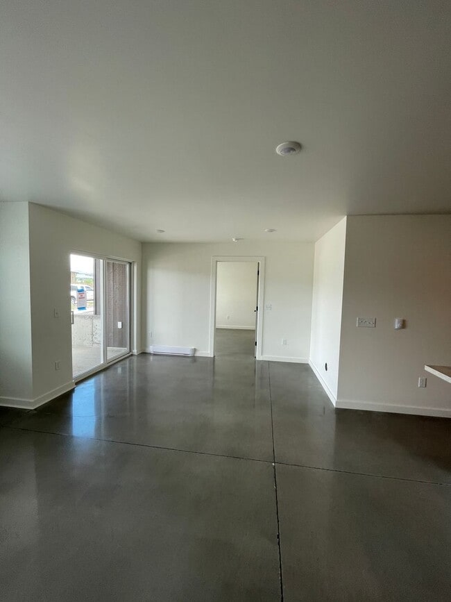 Building Photo - 1525 Windrow Dr