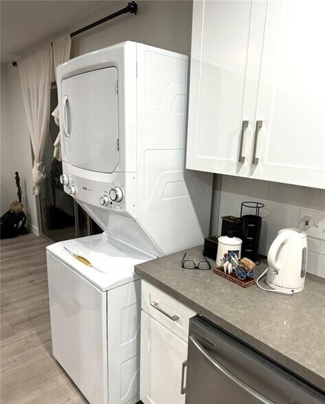 Washer & Dryer in unit - 15508 Williams St