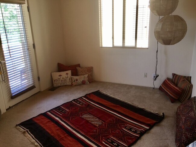 Building Photo - Beautiful Fully Furnished 2 Bedroom Townho...
