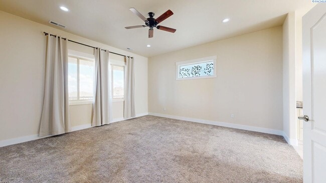 Building Photo - 4 bed, 4 bath home in Kennewick