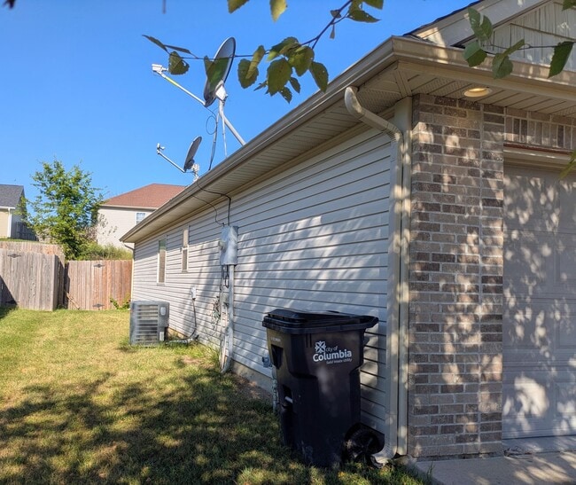 Building Photo - 2601 Quartz Ln