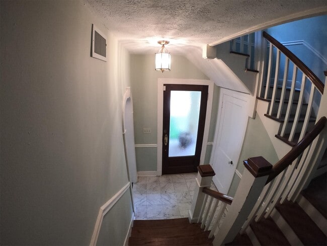 Building Photo - 824 Oakwood St