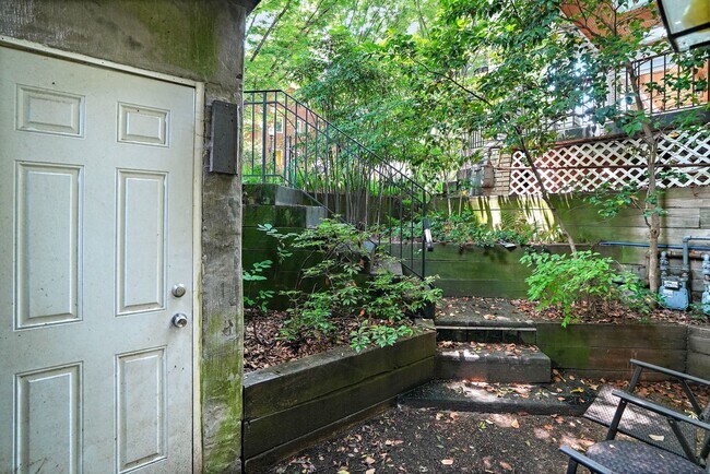 Building Photo - Wonderful Woodley 1 Bedroom with Parking