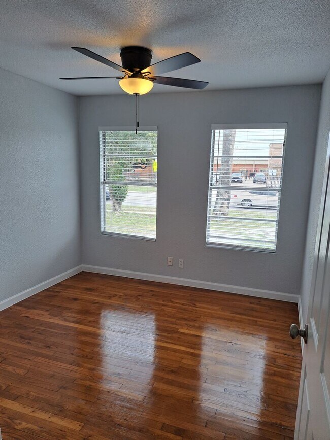 Building Photo - Stylish 4BR/2BA Home Near Port San Antonio...