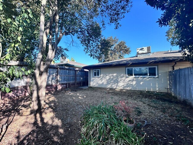 Building Photo - 6864-6866 Trovita Way
