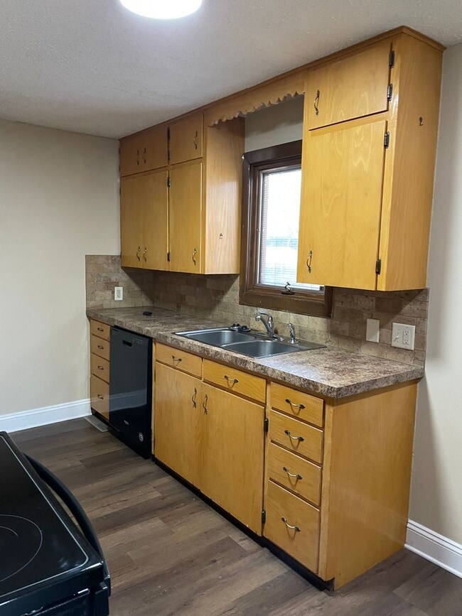 Building Photo - 4 Bedroom, 2 Bathroom House with Detached ...