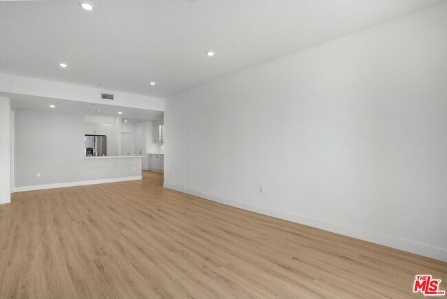 Building Photo - 1832 S Barrington Ave