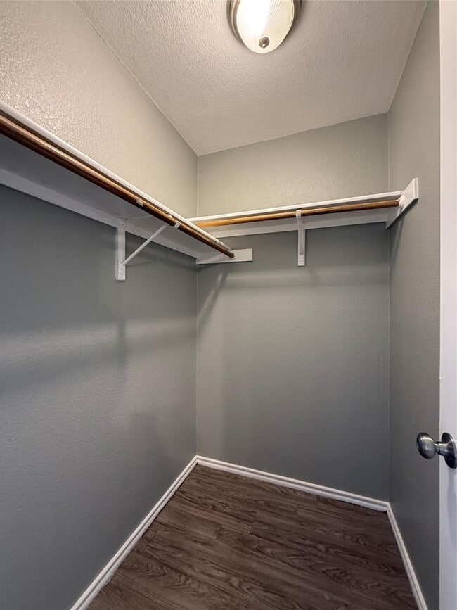Building Photo - 2221 Creekside Ln