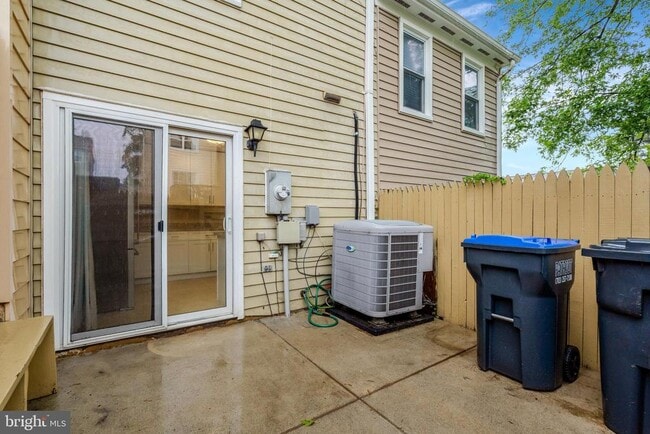 Building Photo - 13842 Beaujolais Ct