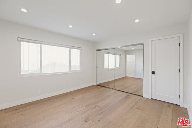 Building Photo - 153 S Palm Dr