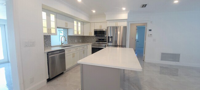 Building Photo - 1400 SE 8th Ave