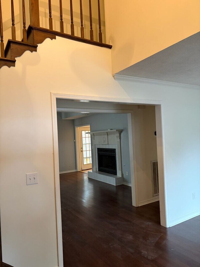 Building Photo - 2 story 3 bed/ 2.5 bath home