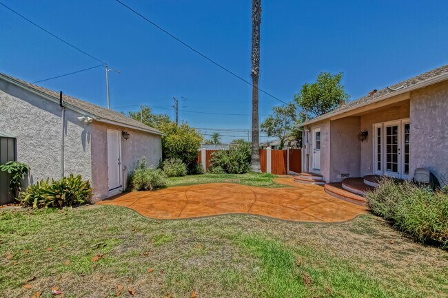 Building Photo - CHARMING, BRIGHT & AIRY HOME ON LARGE CORN...