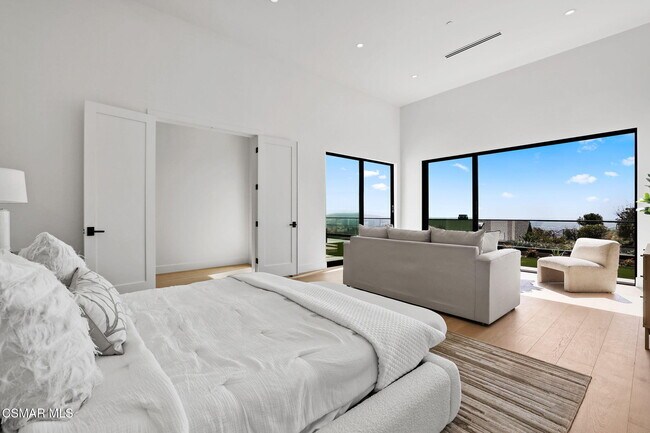 Building Photo - 697 Via Cielito