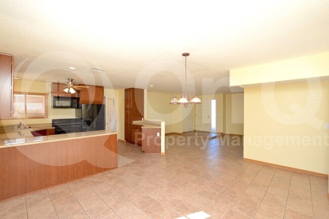 Building Photo - 5019 E Laurel Ln