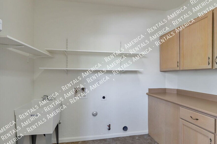 Building Photo - 6445 N Silver Smith Pl