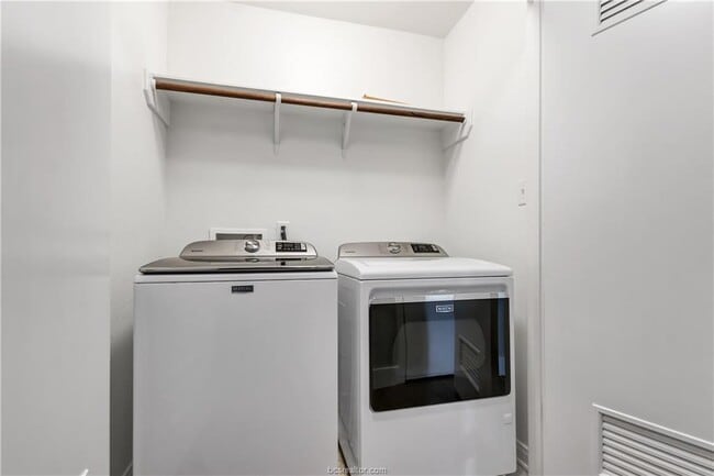 Building Photo - 1031 Fallbrook Loop