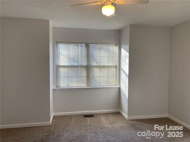 Building Photo - 104 Pepper Cir