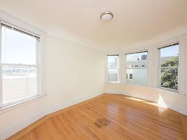 Building Photo - "Experience Vibrant San Francisco Living in This Spacious 4-Bedroom, 2-Bath Gem on Jones Street!"