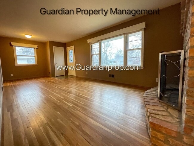 Building Photo - Single Family Home Featuring 2 Baths, 2 Car Garage, Fireplace, and Fenced in Yard