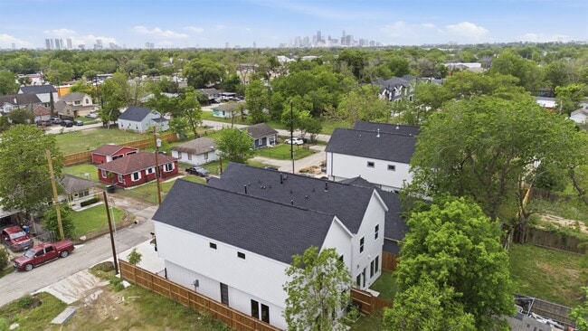 Building Photo - 6815 Paris St