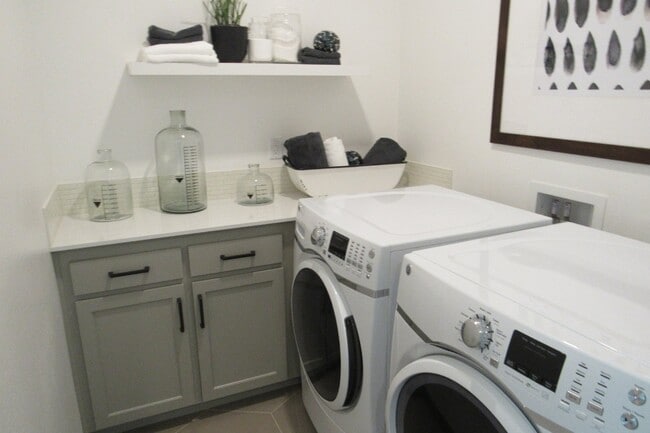 Building Photo - Stunning 4 Bed Plus Office, 3.5 Bathroom Townhome Walking Distance to Bart