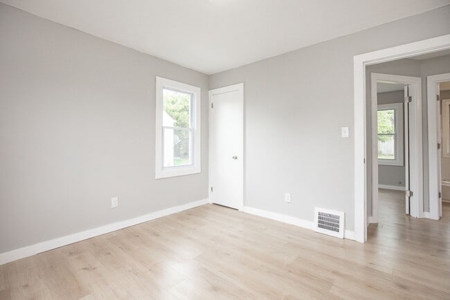 Building Photo - 3 Bedroom/1 Bath Single House Euclid!