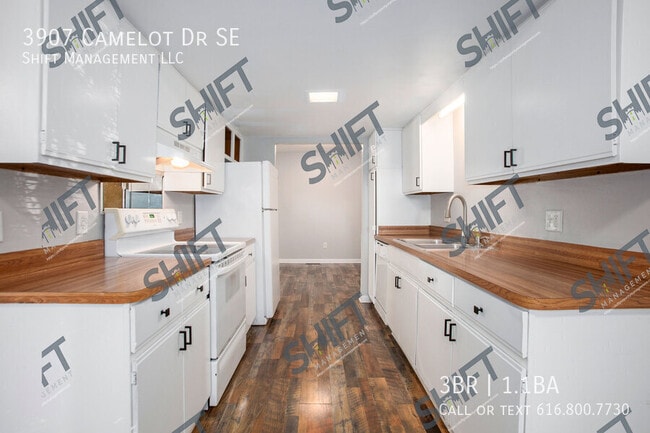 Building Photo - 3907 Camelot Dr SE