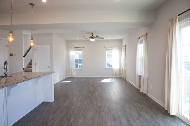 Building Photo - 4 Bedroom, 2.5 Bath Home w/ Fenced Backyard and 2 Car Garage