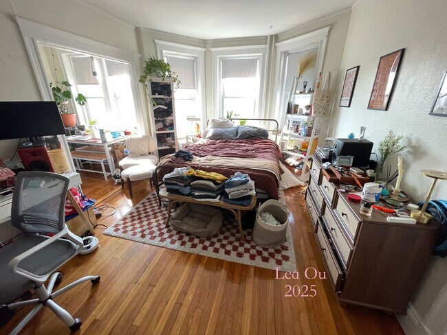 Building Photo - NO BROKER FEE! Available 9/1 Studio in Fen...