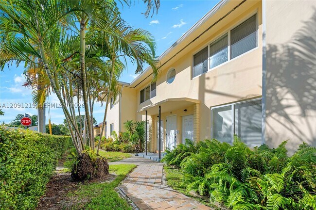 Building Photo - 930 SW 24th Ct