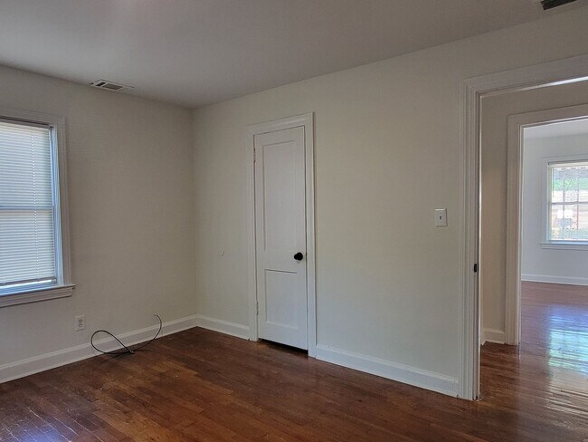 Building Photo - 3 Bedroom Brick Ranch on Basement/5 Min Drive to Downtown Atlanta