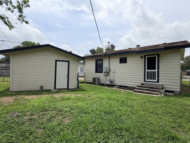 Building Photo - 8206 Vetters Dr