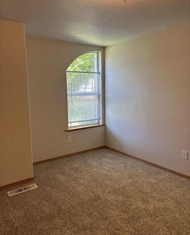 Building Photo - 3Bd/2Ba Single Story House - Available to View!