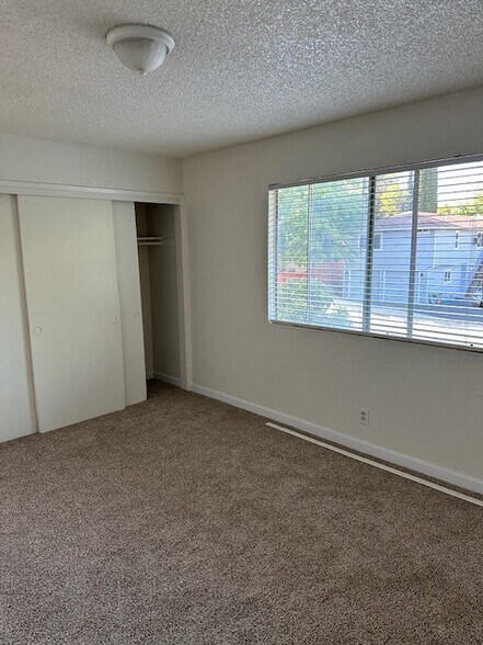 Building Photo - 512 Fein Ave