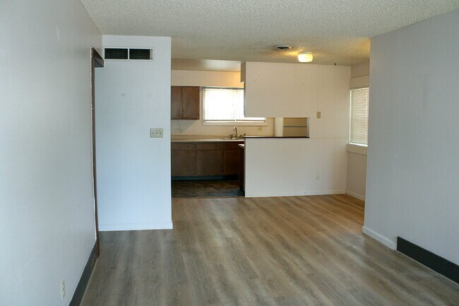 Building Photo - 411 E Plum St