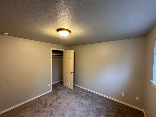 Building Photo - Charming 3 Bed 2 Bath Home with 2-Car Garage in Maple Leaf