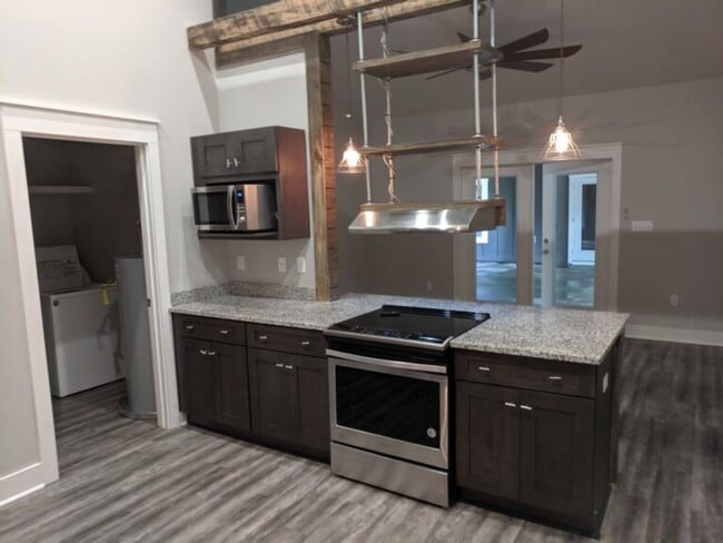 Building Photo - 1 mile to FSU 4 Bedroom 4 Bath - Upscale House