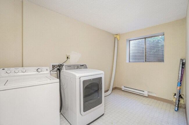 Building Photo - 1339 Village Park Ct