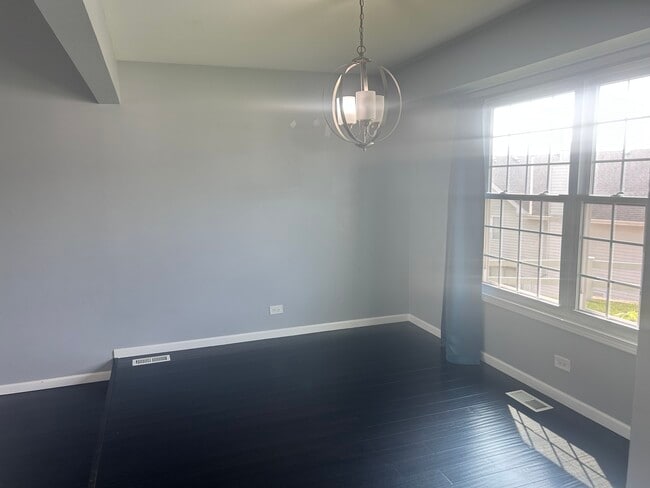 Building Photo - 646 White Ct