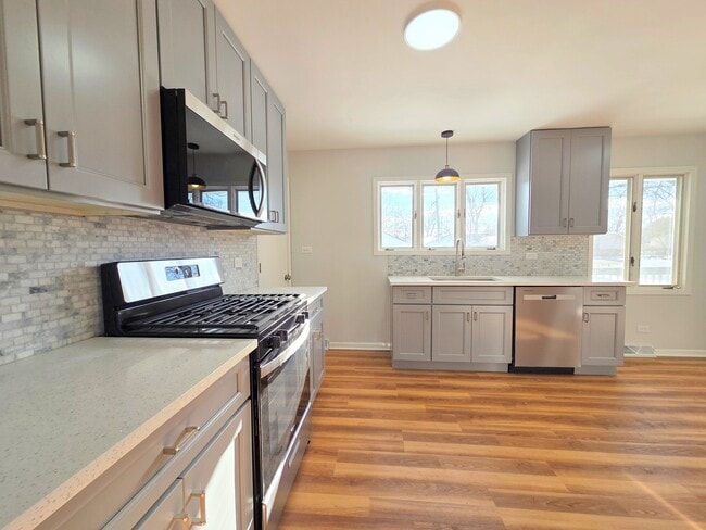 Building Photo - 29 E Lake Shore Dr