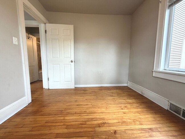 Building Photo - Cozy 2 Bedroom Single Family Home- Near Bellevue Wi