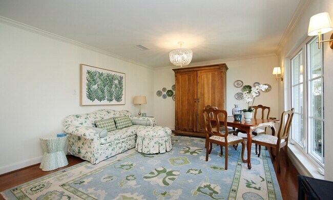 Building Photo - 827 St George Ln