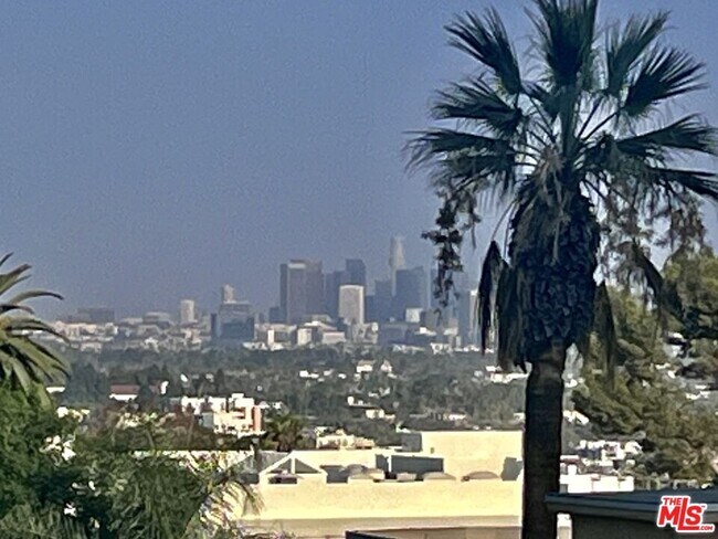 Building Photo - 999 N Doheny Dr