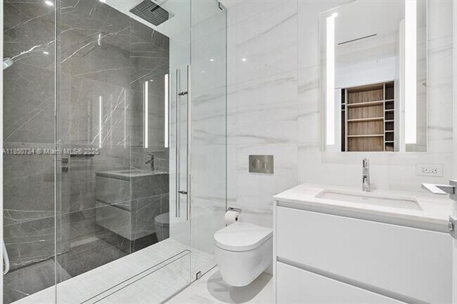 Building Photo - 300 Biscayne Blvd Way